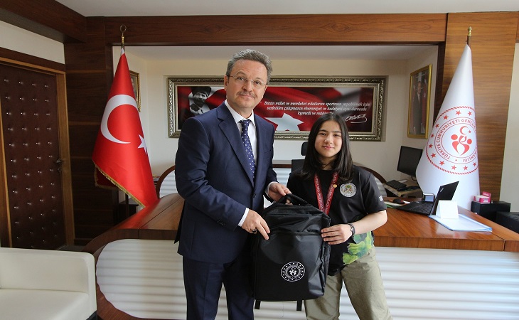 Türkiye Şampiyonu Deva Dübüş’ü Tebrik Etti