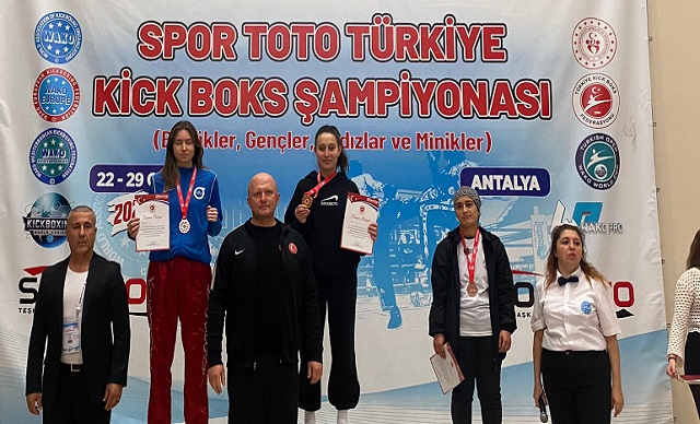 Kick Boks Şampiyonası'nda Türkiye Şampiyonu Oldu!